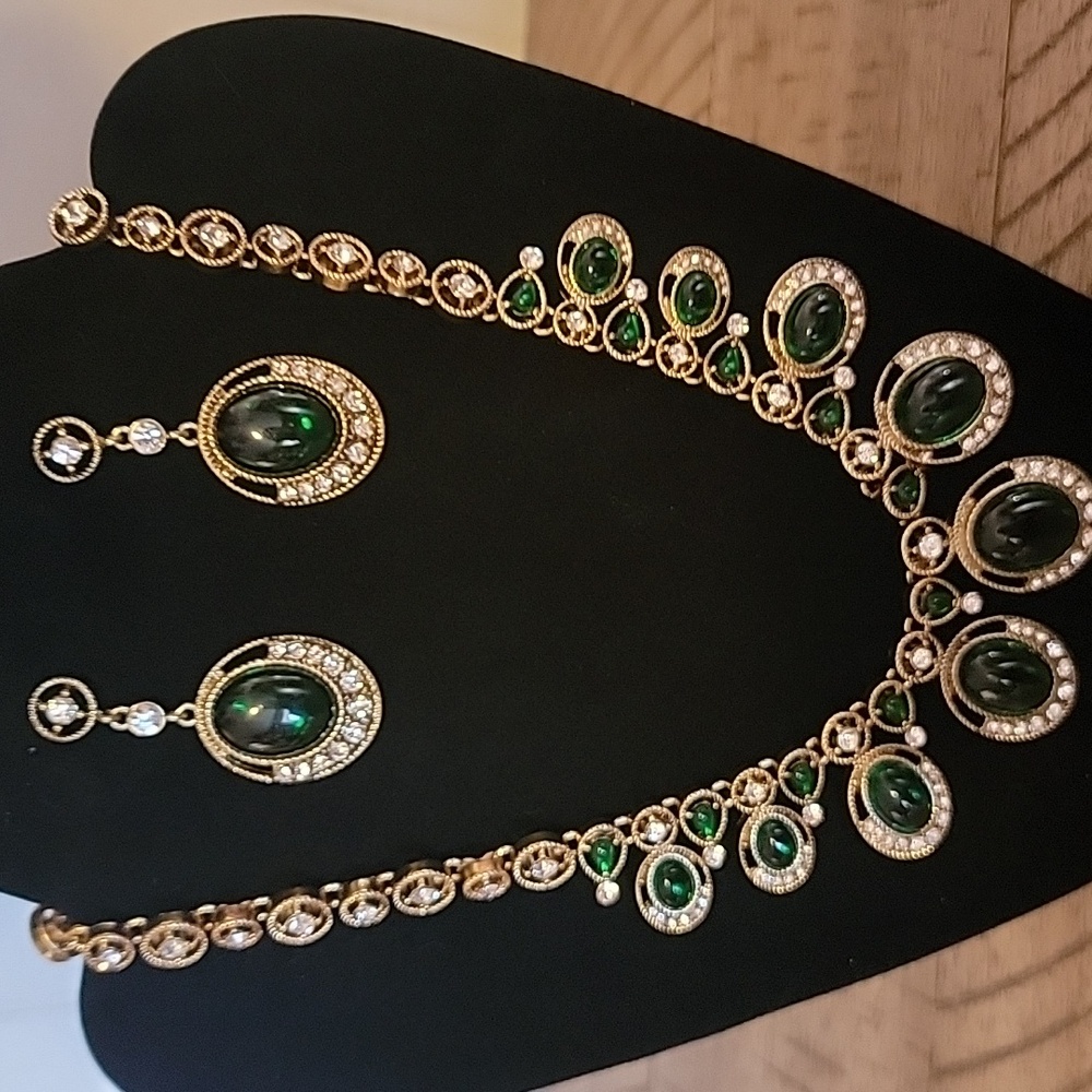 Gold-Tone Emerald Green Cabochon Necklace & Earring Set
